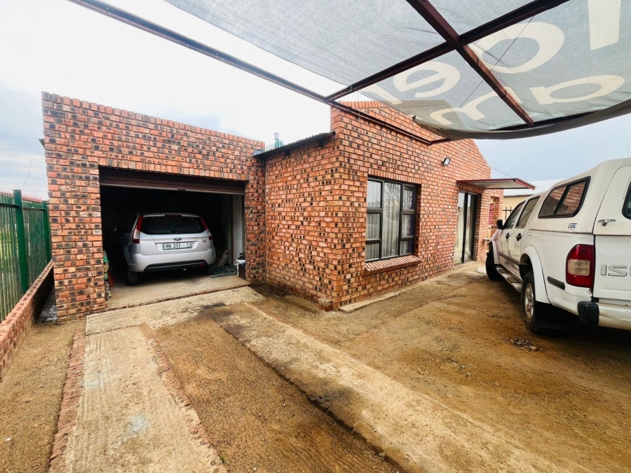 2 Bedroom Property for Sale in Bloemside 5 Free State